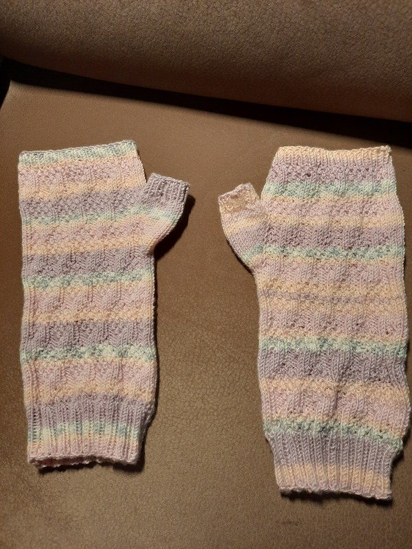 Handstulpen/Pulswärmer "Timantti" mit Rautenmuster 