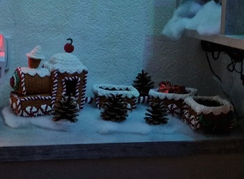 eine super tolle und ausführliche Anleitung!!! Frage mich wie kommt man auf solche Ideen?????
Habe die Pappe in der Lok und unter dem Kessel mit doppelseitigem Klebeband festgeklebt. Alle anderen Teile: Räder, Kranz.Schornstein,Kirsche und den Zuckerguss habe ich mit ein paar Stichen angenäht.
Wichtig: man sollte genügend Maschenmakierer haben ;-)
Von diesen Zug sind alle begeistert und meine Tochter wünscht ihn sich nächstes Jahr zum Geburtstag/ Weinachten. (beides an einem Tag :-))