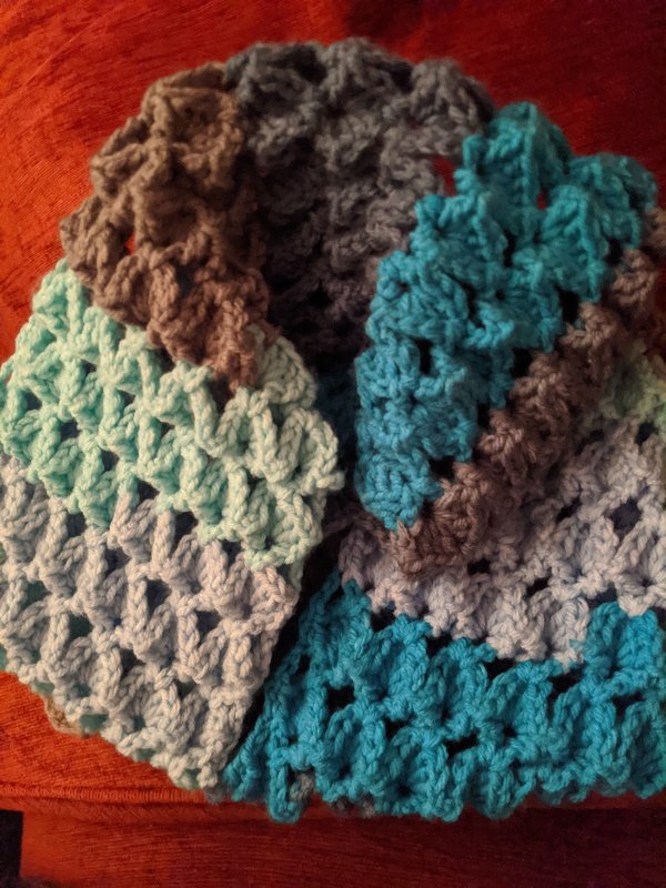 Kapuzenschal &quot;LARA&quot; gehäkelt