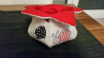 Ich nähe erst seit Oktober 2013 und war von diesem Schnittmuster begeistert: Es ist super einfach zu nähen und sind toll aus! Mittlerweile sind drei dieser schönen Blütenkörbchen entstanden und verschenkt. Alle waren begeistert! Danke für die tolle Anleitung!