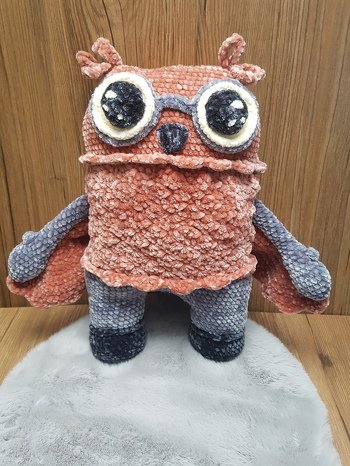 Da ich Acrylgarn nicht häkeln mag und ich sie etwas größer haben wollte, habe ich sie in Chenille gehäkelt. Sie ist mit NS 4  in Chenillegarn 100g/100m 35 cm hoch und ein kuschelweiches Kopfkissen.