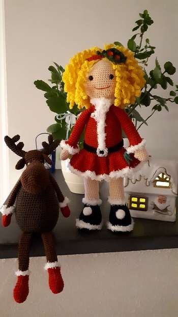 eine super Anleitung. Es hat riesen Spaß gemacht. Meine Miss Santa ist noch rechtzeitig fertig geworden.
Gehäkelt mit 1,75er Nadel. Ärmel nur unten etwas abgeändert. Allerdings sind mit dem dünnen Garn meine Haare etwas kürzer geworden. Zu viele Locken wahrscheinlich.
Danke noch mal.