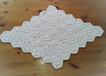 Die Decke ist ein Geschenk für eine Freundin und sie wollte gerne eine unifarbene Decke. Da mir das Häkeln der Decke viel Freude gemacht hat, werde ich sicher auch noch eine (mehrfarbige) für mich häkeln.