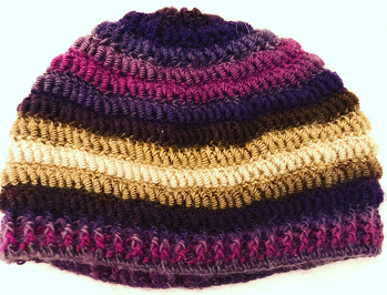 Sehr schöne Anleitung. Anfänglich etwas fummelig aber dann läuft es.
Das Bündchen habe ich mit vorderen und hinteren Reliefstäbchen gearbeitet. Nadelstärke 4,0. 98 Maschen angeschlagen, passt hier bei KU 55.
Garn Alize