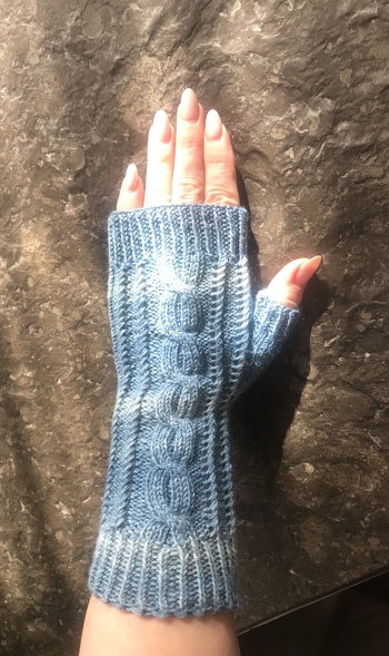 Habe schon die zweiten Paar Stulpen gestrickt.  Sie sind einfach zu stricken 🧶 Das Muster sieht ja toll aus.
Auch der Daumen mit den Zunahmen sieht sehr gut aus.
Danke für die tolle und ausführliche Anleitung.
Weiter so😊😊