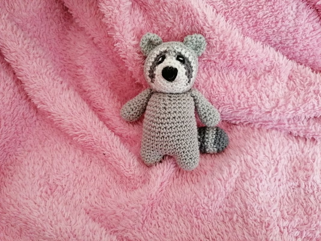 racoon - crochet pattern by NiggyArts