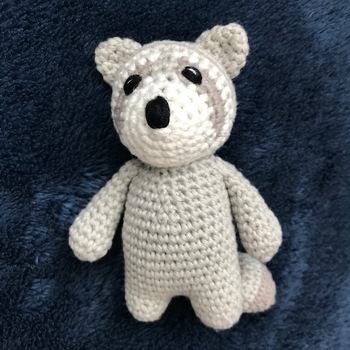 Vielen lieben Dank für die sehr verständlich geschriebene und gut nachvollziehbare Anleitung. Der kleine, süße  Waschbär hat echt Suchtpotential :)