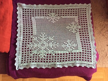 Sehr einfach und schnell zu häkeln. Ich muss es nur noch spannen damit es in Form kommt. Aber auch so schaut es schon schön aus.