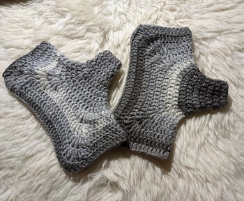 Super Idee und Anleitung. Ich hatte nur dickeres Garn zu Hause, wollte aber unbedingt die Anleitung ausprobieren. Zack, war ein paar fertig 😂