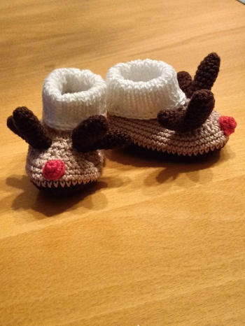 Bis auf den weißen Rand hat alles super geklappt - aber dann hatte ich einen Knoten im Kopf. Habe dann mit einem Rundspiel einen Rand gestrickt und ich finde es sieht gar nicht soooo schlecht aus.