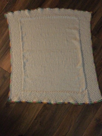 War super nachzuarbeiten. Ich habe die Decke mit einem bunten Garn umhäkelt.