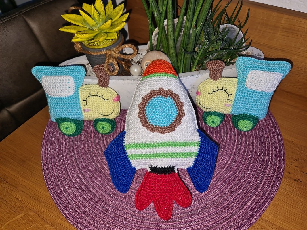 Fröhliche Lokomotive als Babyspielzeug häkeln