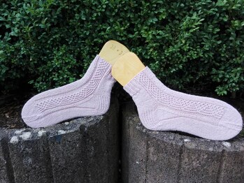 nach der sehr guten Anleitung relativ einfach nachzuarbeiten, auf die Musterfolge muss man sich etwas konzentrieren. Ich habe die Spitze nicht auslaufen lassen, sondern gekürzt.