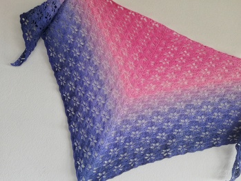 Die Anleitung war wunderbar beschrieben. Nach ein paar Reihen konnte ich das Muster gut wiederholen. Das Ergebnis ist sehr schön geworden! Hatte 800m 4fädig und das Tuch ist über 180cm an der Halskante.