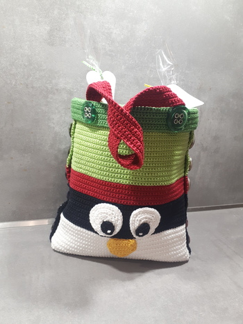 Prall gefüllter Pinguin als Adventskalender.