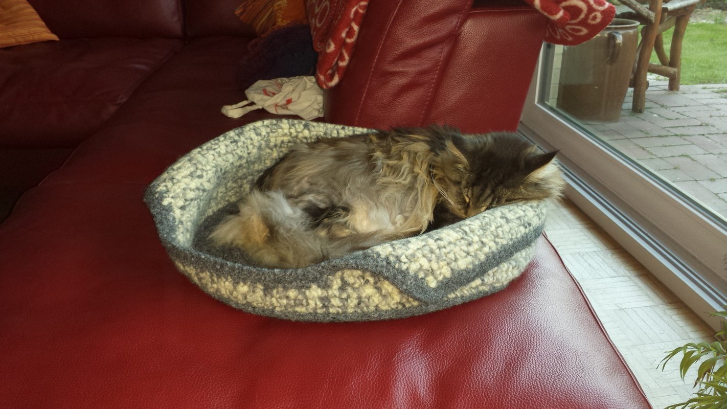 Felted cat / dog bed in two sizes (crochet pattern)