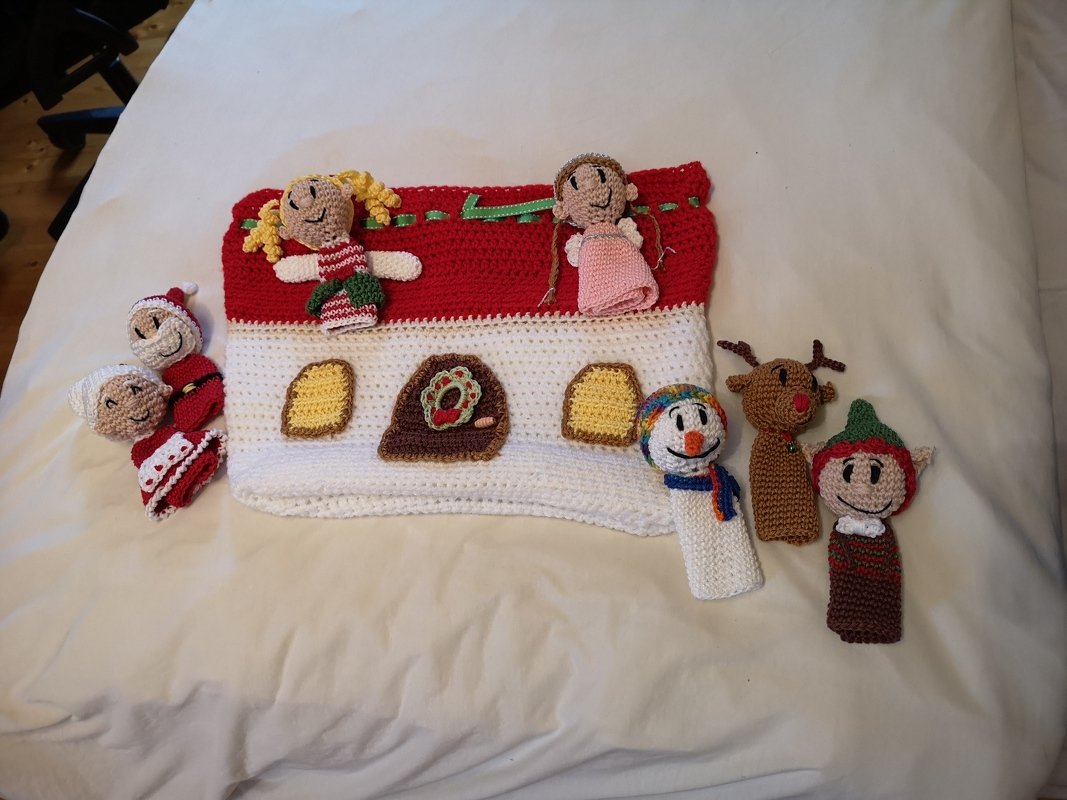 Die Weihnachtsbande oder die weihnachtlichen Fingerpuppen in ihrem Weihnachtshaus-Beutel :-)