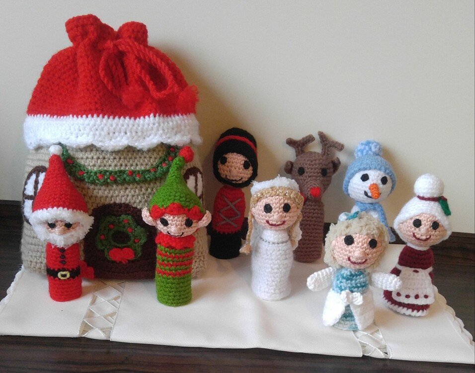 Die Weihnachtsbande oder die weihnachtlichen Fingerpuppen in ihrem Weihnachtshaus-Beutel :-)