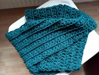 Smaragdgrün für mich. Hält trotz des kleinen Lochmusters schön warm und war schnell fertig.