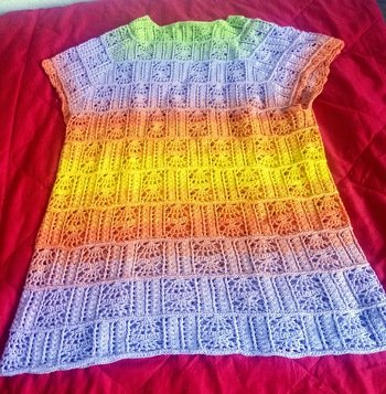 Nach anfänglichen Schwierigkeiten und durch die Hilfe von Häkelzicke ging der Pulli dann gut von der Hand. Ich habe ihn ohne Ärmel gearbeitet und trage ihn gerne.