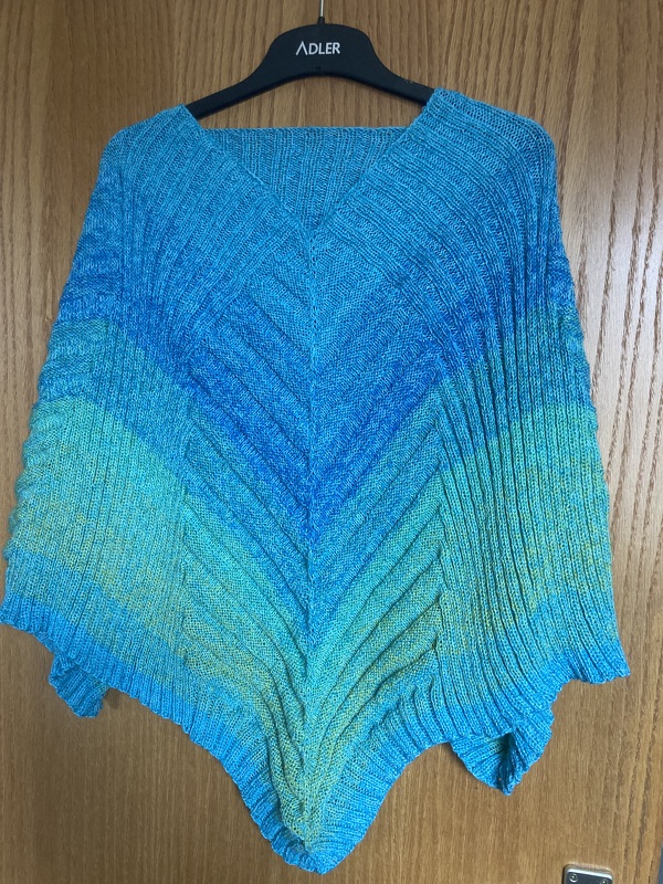 Trioncho – Dreiecksponcho aus Farbverlaufsgarn