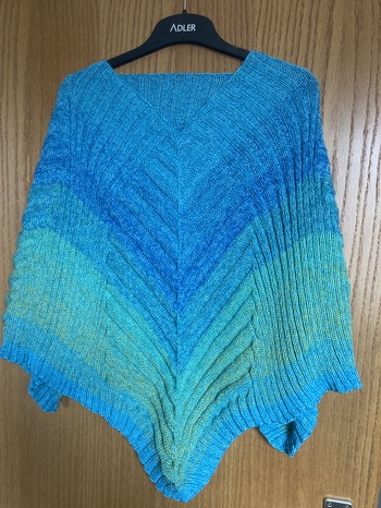 Mit 4-Faden-Bobbel und and 4,0 gestrickt.