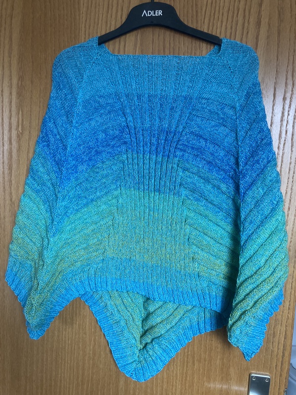 Trioncho – Dreiecksponcho aus Farbverlaufsgarn