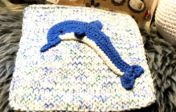 Ich habe den Delfin für die Rückseite eines kleinen Stricktäschchens gehäkelt. Zusätzlich habe ich eine Perle als Auge aufgenäht. Die Anleitung ist klar verständlich und schön strukturiert!