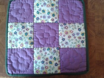 Ich liebe Patchwork und aus meinen Stoffresten etwas creatives zu erschaffen
von Hand Blüten daraufgequiltet