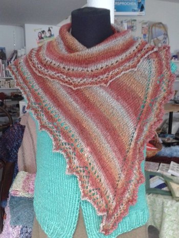 Schultertuch aus Sockenwolle - warm und dekorativ