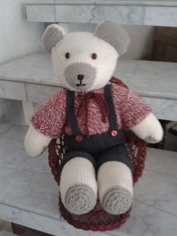 Teddybär
ca. 25 cm groß, mit Pullover und Trägerhöschen
hat viel Freude gemacht in zu erschaffen