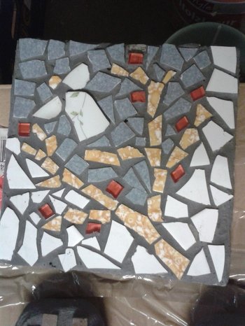 macht auch viel Freude - Ein Engel bringt der Natur den Segen
Mosaik aus alten Fliesen