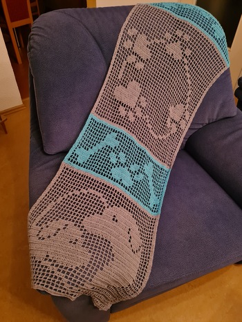 Hallo, super Anleitung, tolles Ergebnis, allerdings häkel ich wohl sehr locker, sodass der Läufer riesig (170x42 cm ) geworden ist ;-)