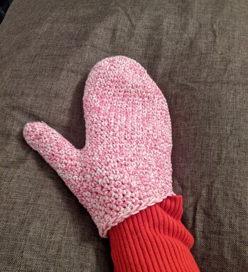 Hat gut geklappt. Sogar das dranhäkeln des Daumens (wo ich erst skeptisch war) ging Recht einfach. Der zweite Handschuh ging genauso gut, sieht sogar noch etwas besser aus (auch wenn die Farbe furchtbar ist, das weiß ich 🤣).