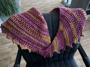 Ein schönes Muster, ich habe etwas dickeres Garn genommen, da wird er dann kuschelwarm.