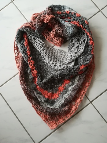 Im 5 Tagen hatte ich dieses wunderbare Tuch fertig. Eine tolle Anleitung, danke dafür.