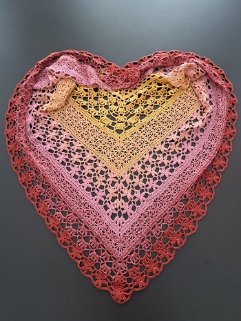 Sehr leicht verständliche Anleitung und ein schönes Muster, das ich zügig häkeln konnte. Die kleinen sechs-blättrigen Blümchen im Muster gefallen mir besonders gut.