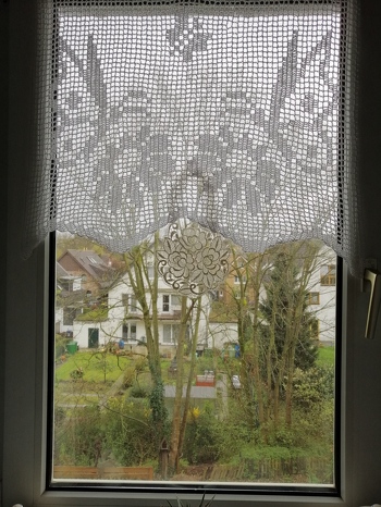 Tolle Anleitung. Da ich nur ein winziges Küchenfenster habe, habe ich nur einen Rapport gehäkelt. Passt aber finde ich trotzdem gut.