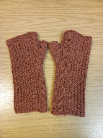Hab ich in 2 Tagen gestrickt, gute Anleitung, habe den Fingerbereich aber etwas länger gemacht.
