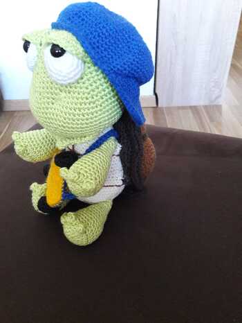 Heute das versprochene Bild von meinem Scott. Ich  habe ihm das Skeatbord umgehangen.
Das Häkeln war schon eine Herausforderung. Mal sehen wie mein Enkel darauf reagiert!
Er ist übrigens 18 Jahre und liebt Schildkröten.
Beste Grüße      Angelika Janke aus Forst