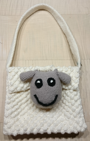 Eine ganz süße Tasche und war supper einfach zu häkeln. Habe sie auch noch mit Pappkarton unten und an den Seiten versteift und gefüttert. Einfach perfekt! Die Enkelin hat sich sehr gefreut.