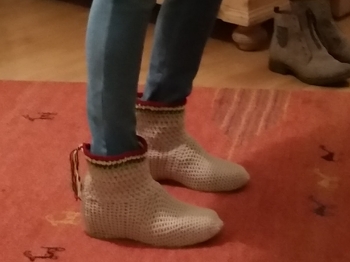 Neue Hausschuhe für den Winter. Herstellungszeit: 1 Tag.