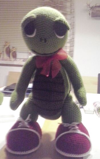 Der Schlupf isr noch in Arbeit, hab aber einer Kollegin diese Schildkröte gehäkelt, is ca. 50cm gross geworden. Schildi ist nach Amerika versendet worden.
an dieser Stelle :Liebe Grüße an Übersee von deiner Häkel-Mama!!
Hoffe Sie gefällt euch!!
Anna