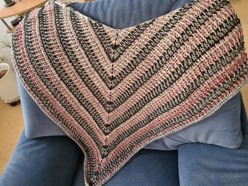 Klasse Anleitung, hat toll geklappt (hatte bei NS 4, ca. 2x700m verbraucht), hatte einen nach Farben (schw/rosa) geteilten Butterfly-Bobbel und ein 4fach-Grau-Melliert - hab also mit 3 Knäueln gestrickt 😉