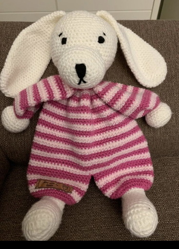 Ich habe dieses Kuscheltier nach folgender Anleitung gearbeitet: Babypüppchen Welpe Pia von Josephines Puppenstübchen
Alles super 👍👏