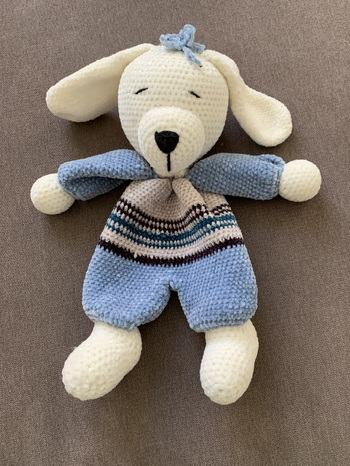 Ich habe dieses Kuscheltier nach folgender Anleitung gearbeitet: Babypüppchen Welpe Pia von Josephines Puppenstübchen
Alles super 👍👏