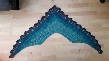 Eine geniale Anleitung und leicht verständlich!
Das Endergebnis passt von der Höhe her perfekt, die Länge beträgt aber nur 140cm - für mich gross genug, habe mit einer Häkelnadel der Stärke 4,5 gehäkelt :)