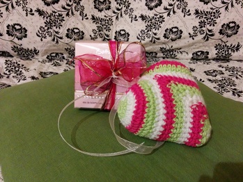 Die Beschreibung war gut gelungen. Das Nachhäkeln hat auch gut geklappt. Wenn auch aus mir unerfindlichen Gründen die Herz-Form nicht ganz so gut ausgesprägt gelungen ist.
Trotzdem schön als kleine Geschenkzugabe oder Deko zum Hinhängen.