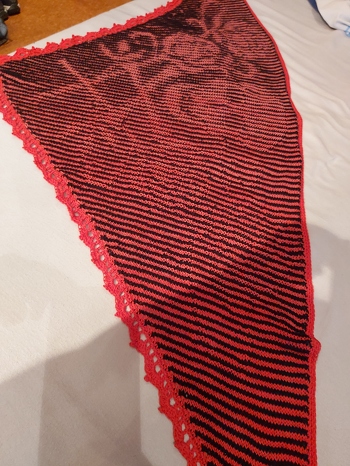Mein erstes Schattenprojekt. Dank der tollen Anleitung hat es super geklappt. Habe Wolle von hobbii verwendet, Cotton Kings Twirls rot und Twister Solid schwarz, allerdings war es keine so passende Kombi was die Wollstärke betrifft.