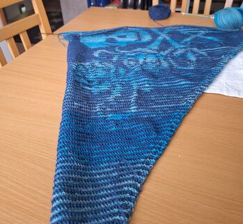 Heute mal ein Zwischenfazit. Musste bis hier her oft aufribbeln, da ich das Tuch etwas vergrößert habe und dadurch auch mal Denkfehler drin hatte. Aber jetzt glaube ich hab ich den Dreh raus. Eine sehr gute Anleitung!